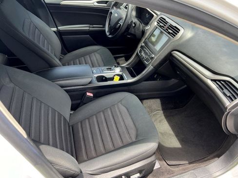 Used 2018 Ford Fusion SE w/ Fusion SE Technology Package image 9