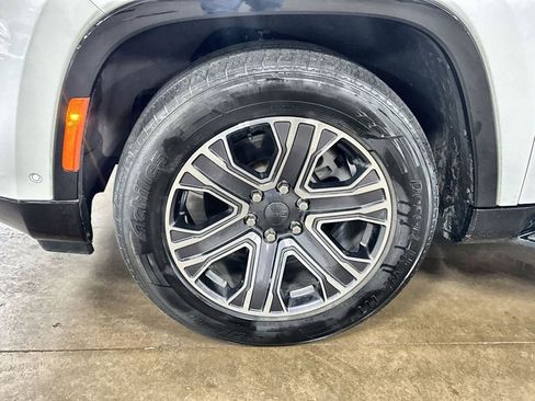 Used 2024 Jeep Wagoneer L Series II w/ Flexible Seating Group AWD/4WD image 32
