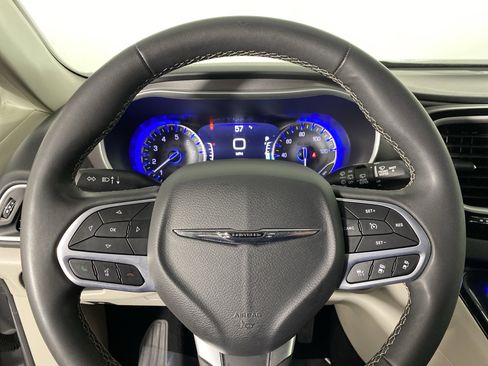 Used 2023 Chrysler Pacifica Touring-L image 20