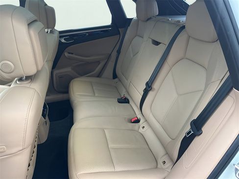 Used 2020 Porsche Macan image 46