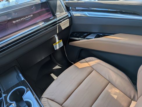 New 2026 Cadillac Escalade ESV Luxury image 16