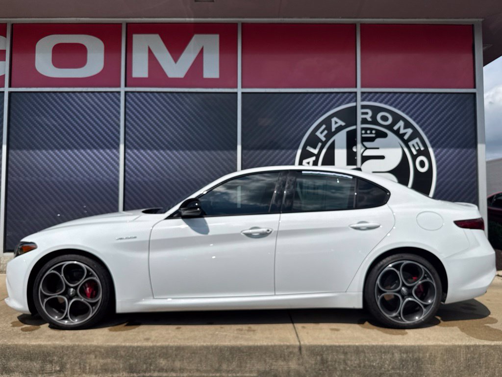 Used 2022 Alfa Romeo Giulia Veloce AWD/4WD image 15