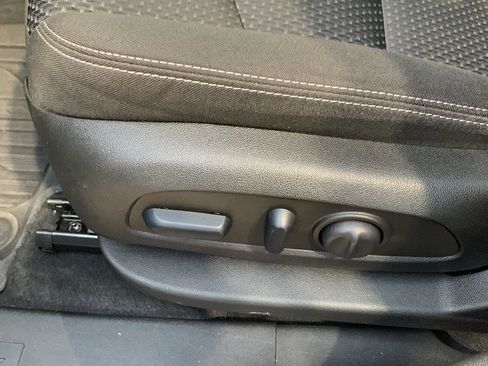 Used 2024 GMC Terrain SLE w/ Driver Convenience Package image 18