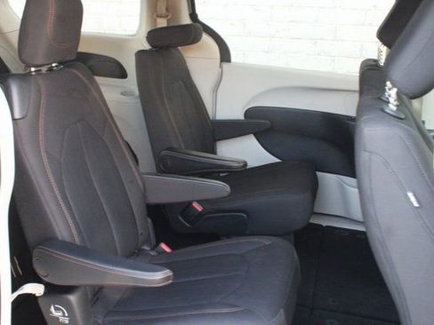 Used 2018 Chrysler Pacifica LX w/ Tire & Wheel Group image 35