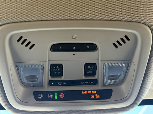 Used 2020 Chevrolet Traverse LT w/ LT Premium Package image 31