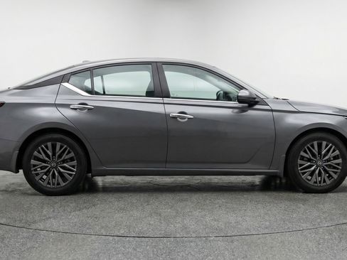 Used 2025 Nissan Altima 2.5 SV FWD image 11