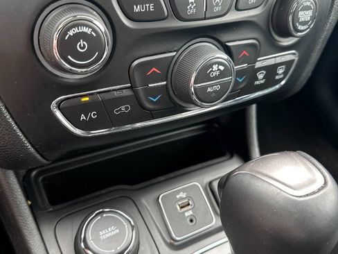 Used 2019 Jeep Cherokee Limited AWD/4WD image 21