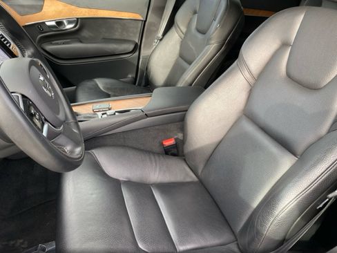 Used 2022 Volvo XC90 T6 Momentum image 13