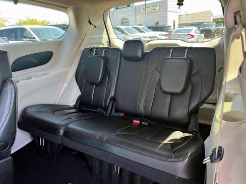 Certified 2023 Chrysler Pacifica Touring-L FWD image 16