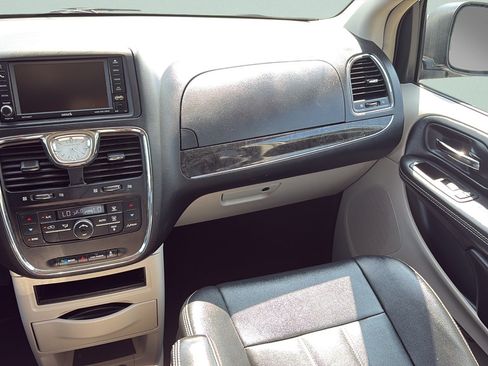 Used 2016 Chrysler Town & Country Touring FWD image 14