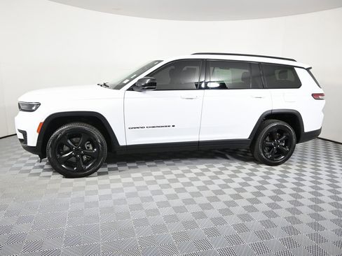 Used 2022 Jeep Grand Cherokee L Laredo image 2