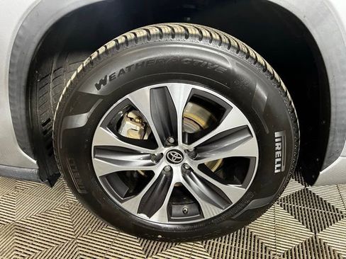 Used 2020 Toyota Highlander XLE image 30