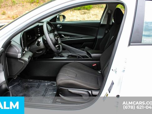 Used 2025 Hyundai Elantra SE FWD image 17