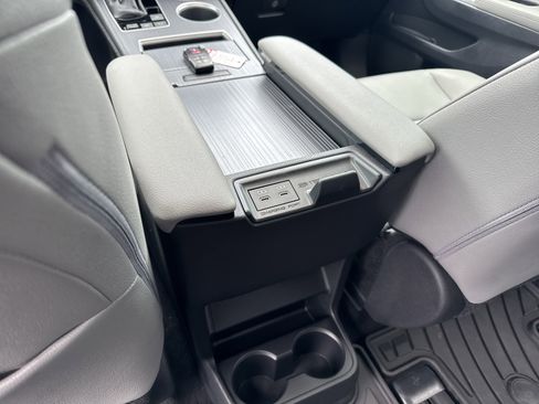 Used 2025 Toyota Sienna XLE FWD image 27