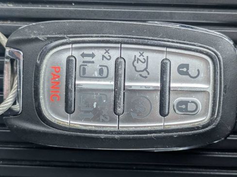 Used 2023 Chrysler Pacifica Touring-L FWD image 33
