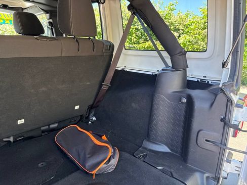 Used 2016 Jeep Wrangler Unlimited Rubicon w/ Connectivity Group AWD/4WD image 37