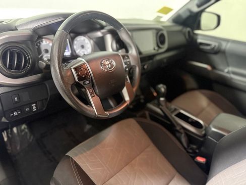 Used 2022 Toyota Tacoma TRD Off-Road AWD/4WD image 17