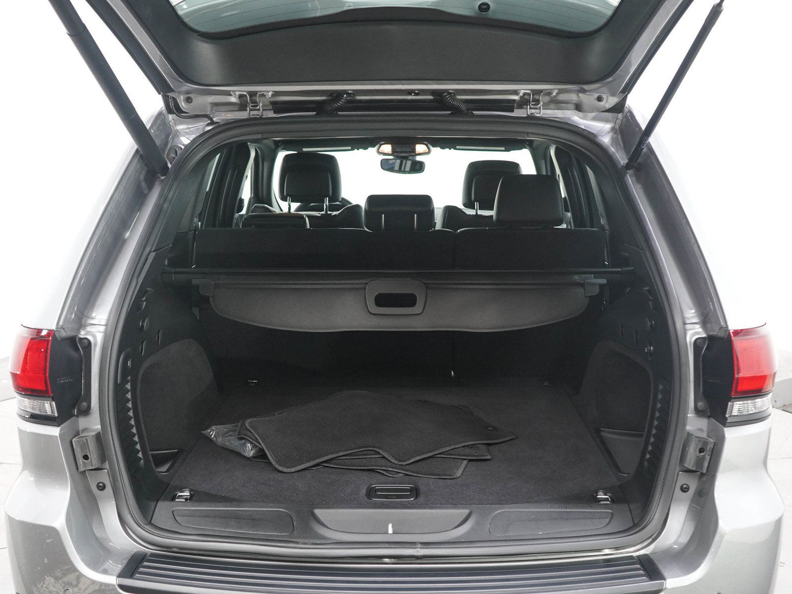 Used 2020 Jeep Grand Cherokee Altitude RWD image 16