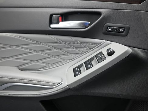 Used 2022 Toyota Avalon Limited w/ Advanced Safety Package FWD image 18
