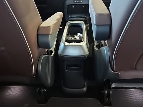 Used 2025 Volkswagen ID. Buzz Pro S Plus image 16