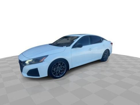 Used 2023 Nissan Altima 2.0 SR FWD image 4