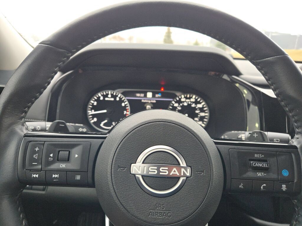 Used 2025 Nissan Pathfinder SL AWD/4WD image 32