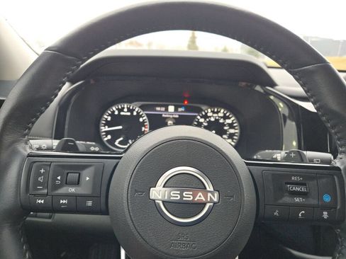 Used 2025 Nissan Pathfinder SL AWD/4WD image 32