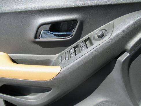 Used 2020 Chevrolet Trax LT w/ Driver Confidence Package FWD image 21