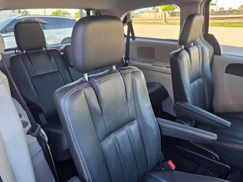Used 2016 Chrysler Town & Country Touring FWD image 25