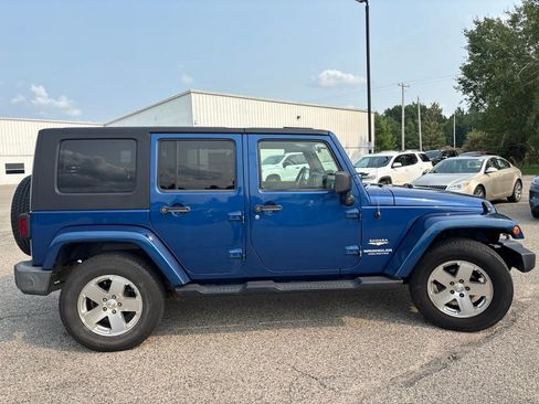 Used 2009 Jeep Wrangler Unlimited Sahara w/ Mopar Leather Group AWD/4WD image 8