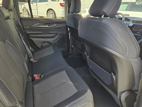 Used 2025 Jeep Grand Cherokee Laredo X image 30