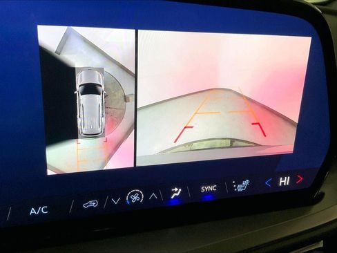 Used 2024 Chevrolet Traverse LT AWD/4WD image 21