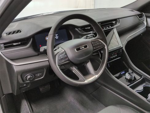 Used 2025 Jeep Grand Cherokee Laredo X w/ Luxury Tech Group I image 10