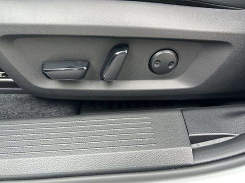 Used 2025 Nissan Rogue SL AWD/4WD image 10