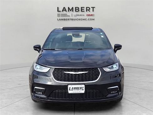 Used 2026 Chrysler Pacifica Limited image 3