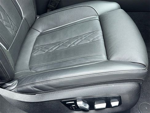 Used 2022 BMW 740i w/ Luxury Rear Seating Package image 46