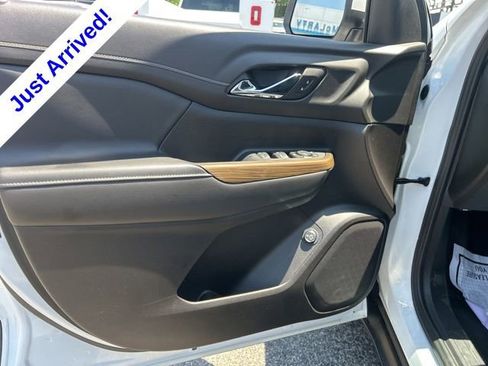 Used 2022 GMC Acadia SLE w/ Driver Convenience Package FWD image 11