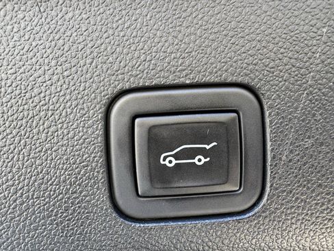 Used 2023 GMC Yukon XL SLT w/ SLT Luxury Package image 8