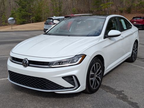 Used 2025 Volkswagen Jetta SE w/ Sunroof Package image 5