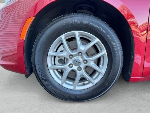 Used 2024 Chrysler Pacifica Touring-L image 23