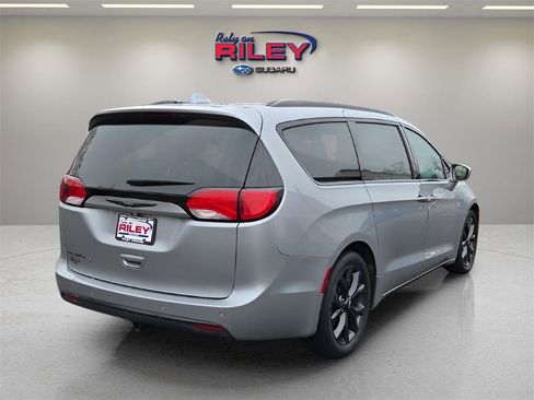 Used 2018 Chrysler Pacifica Touring-L w/ Premium Audio Group image 5