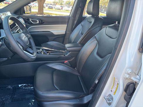 Used 2025 Jeep Compass Limited image 31