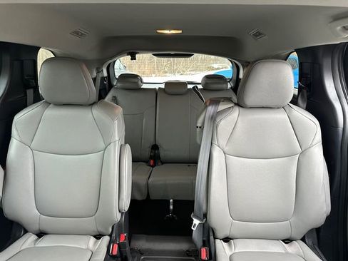Used 2025 Toyota Sienna XLE image 39