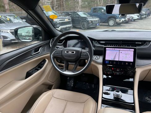 Used 2023 Jeep Grand Cherokee L Limited w/ Luxury Tech Group II AWD/4WD image 35
