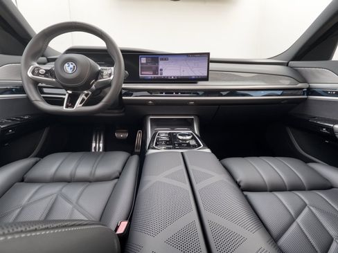 Used 2023 BMW i7 xDrive60 AWD/4WD image 17
