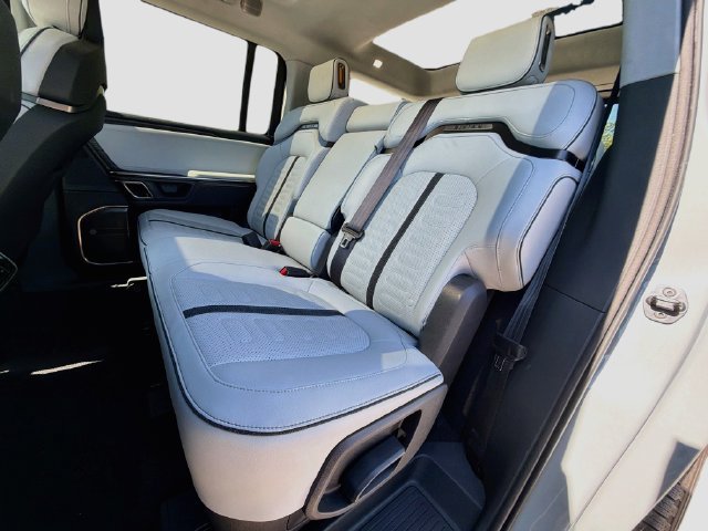 Used 2024 Rivian R1S Adventure Dual AWD/4WD image 23