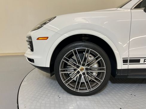 Used 2022 Porsche Cayenne Platinum Edition image 11