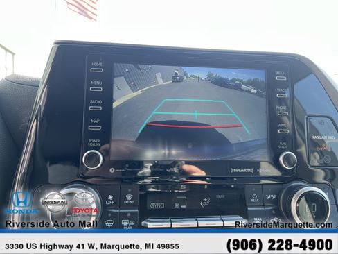 Used 2021 Toyota Highlander XLE AWD/4WD image 23