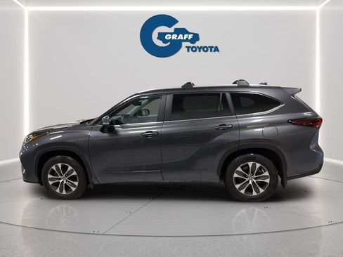 Used 2025 Toyota Highlander XLE AWD/4WD image 3