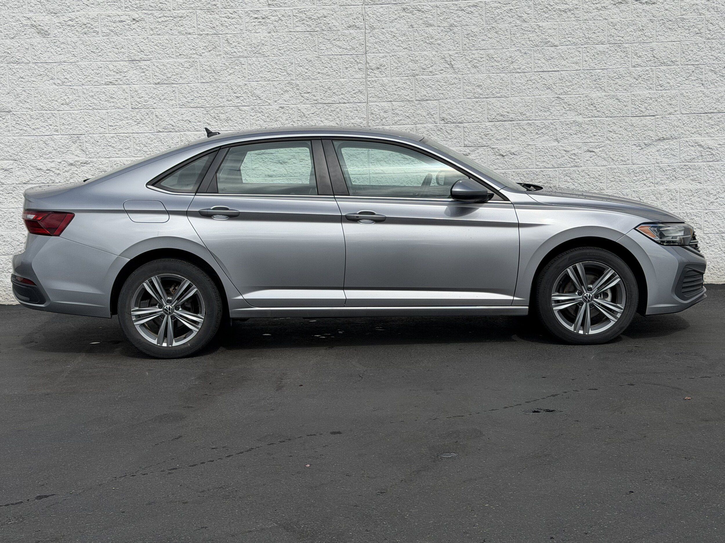 Used 2024 Volkswagen Jetta SE FWD image 4